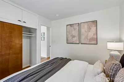 9227 Palatine Avenue N, Seattle, WA 98103 - Photo 15