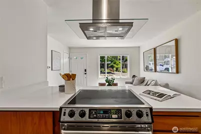 9227 Palatine Avenue N, Seattle, WA 98103 - Photo 11