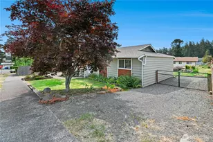 131 NW Clipper Dr, Oak Harbor, WA 98277 - Photo 3