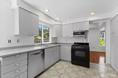 9121 NE 143rd Place, Kirkland, WA 98034 - Photo 9