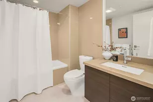 588 Bell St, Seattle, WA 98121 - Photo 17