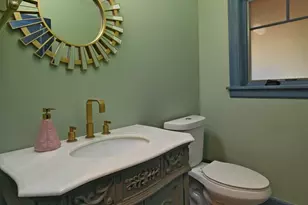 9556 Phinney Ave N, Seattle, WA 98103 - Photo 13