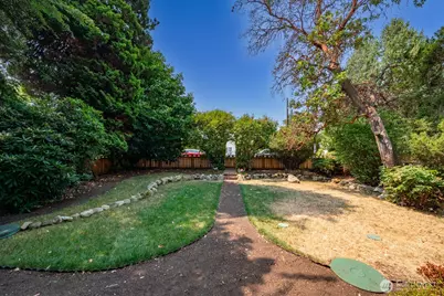 9556 Phinney Avenue N, Seattle, WA 98103 - Photo 3