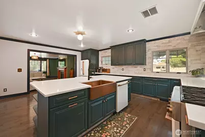 9556 Phinney Avenue N, Seattle, WA 98103 - Photo 11