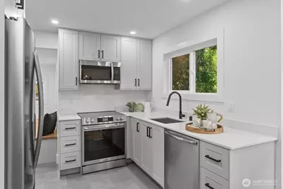 10322 Ashworth Avenue N, Seattle, WA 98133 - Photo 11