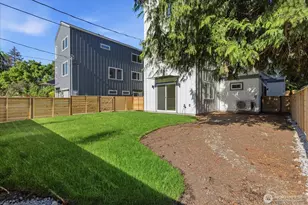 10326 Ashworth Ave N, Seattle, WA 98133 - Photo 23
