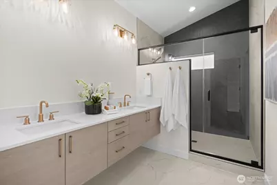 10326 Ashworth Avenue N, Seattle, WA 98133 - Photo 17