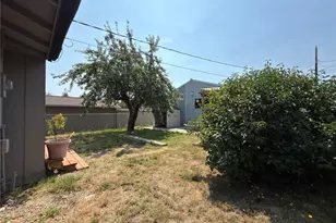 828 W 10th St, Port Angeles, WA 98363 - Photo 15