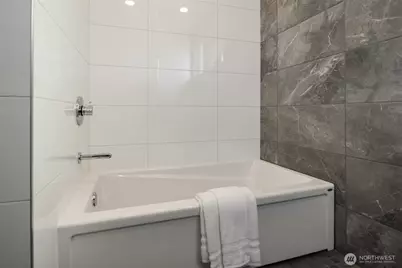 8509 Burke Avenue N, Seattle, WA 98103 - Photo 27