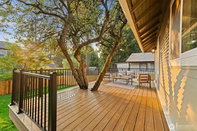 10733 Interlake Avenue N, Seattle, WA 98133 - Photo 23