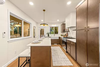 10733 Interlake Avenue N, Seattle, WA 98133 - Photo 9
