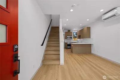 7009 9th Avenue NE, Seattle, WA 98115 - Photo 3
