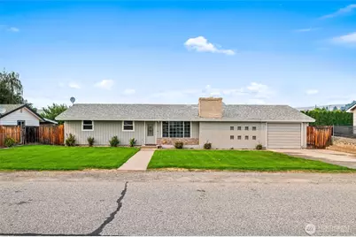 203 SE 1st, East Wenatchee, WA 98802 - Photo 1
