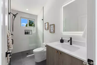 11748 Dayton Avenue N, Seattle, WA 98133 - Photo 33