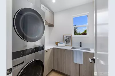 11748 Dayton Avenue N, Seattle, WA 98133 - Photo 29