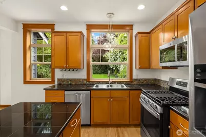 1905 NE 125th Street, Seattle, WA 98125 - Photo 9