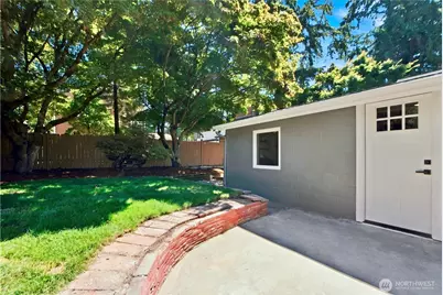 14022 Roslyn Place N, Seattle, WA 98133 - Photo 23