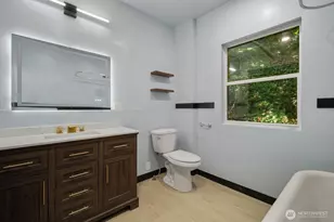 2109 Aurora Ave N, Seattle, WA 98109 - Photo 17
