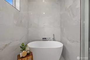 825 NE 105th St, Seattle, WA 98125 - Photo 19