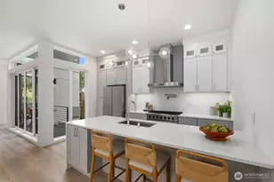 825 NE 105th St, Seattle, WA 98125 - Photo 9