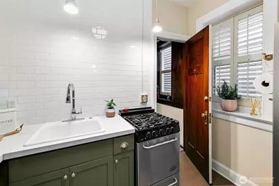 125 Warren Avenue N #J, Seattle, WA 98109 - Photo 9