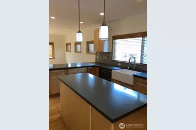 7447 Corliss Avenue N, Seattle, WA 98103 - Photo 27