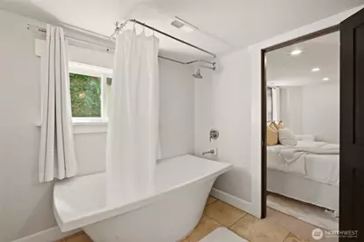 2716 Warren Avenue N, Seattle, WA 98109 - Photo 29