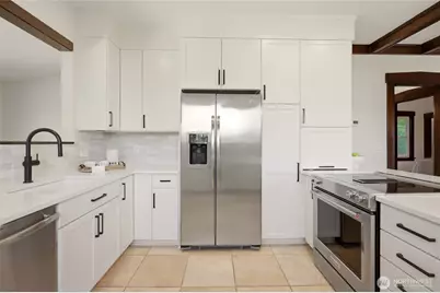 2716 Warren Avenue N, Seattle, WA 98109 - Photo 13