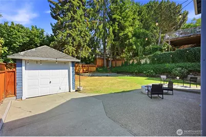 2716 Warren Avenue N, Seattle, WA 98109 - Photo 35