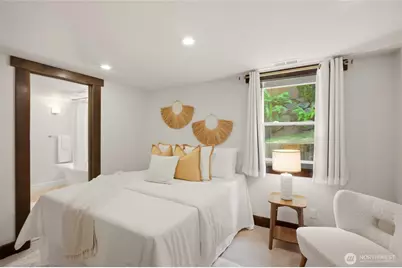 2716 Warren Avenue N, Seattle, WA 98109 - Photo 25
