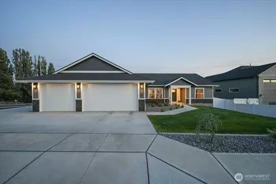 812 N Newport Loop, East Wenatchee, WA 98802 - Photo 1
