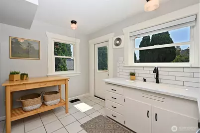 523 N 70th Street, Seattle, WA 98103 - Photo 7