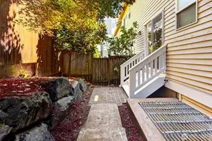 402 Aloha St, Seattle, WA 98109 - Photo 29