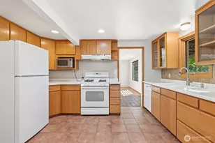 346 N 102nd St, Seattle, WA 98133 - Photo 9