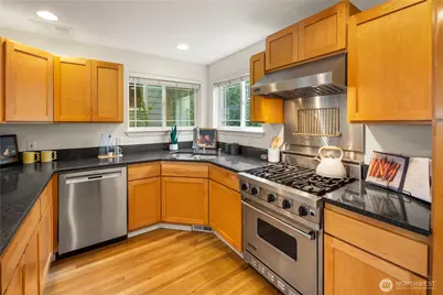 2038 Franklin Avenue E, Seattle, WA 98102 - Photo 7