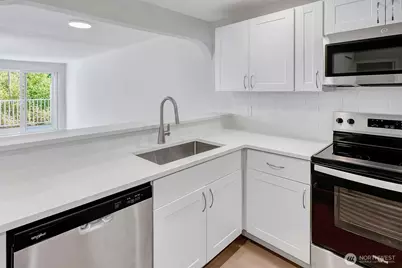 12740 NE 10th Place #E305, Bellevue, WA 98005 - Photo 15