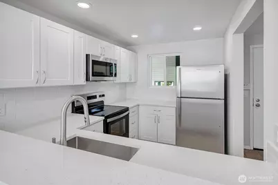 12740 NE 10th Place #E305, Bellevue, WA 98005 - Photo 9