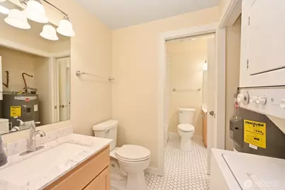 301 W Raye Street #106, Seattle, WA 98119 - Photo 23