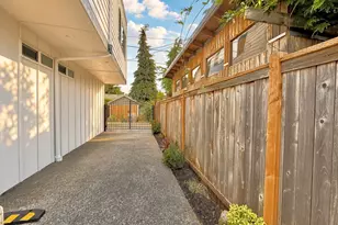 708 N 102nd St, Seattle, WA 98133 - Photo 33