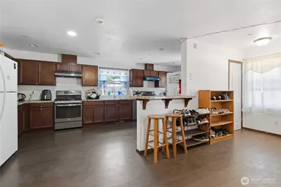 16068 Greenwood Avenue N, Shoreline, WA 98133 - Photo 5