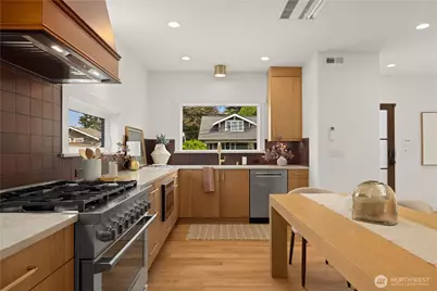 2903 3rd Avenue N, Seattle, WA 98109 - Photo 7