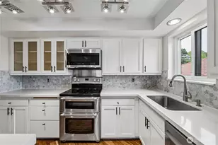 2470 Dexter Ave N, Seattle, WA 98109 - Photo 9