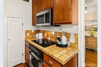 2205 Bigelow Avenue N #10, Seattle, WA 98109 - Photo 13