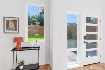 10702 Linden Avenue N, Seattle, WA 98133 - Photo 7