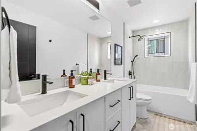 10702 Linden Avenue N, Seattle, WA 98133 - Photo 21