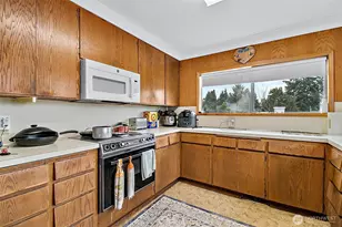 2416 NE 16th St, Renton, WA 98056 - Photo 9