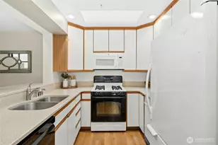 7111 134th Ct SE, Newcastle, WA 98059 - Photo 11