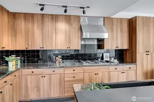 17 W Mercer St, Seattle, WA 98119 - Photo 9