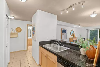 9057 Greenwood Avenue N #306, Seattle, WA 98103 - Photo 5