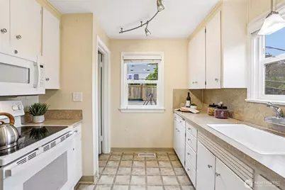 9417 44th Place NE, Seattle, WA 98115 - Photo 15